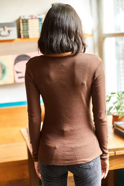 بلوزة نسائية قهوة مرّة بطبعة كاشكورسي 