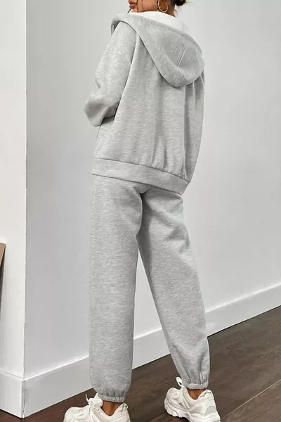 طقم رياضي نسائي بسويت شيرت رمادي وبنطال