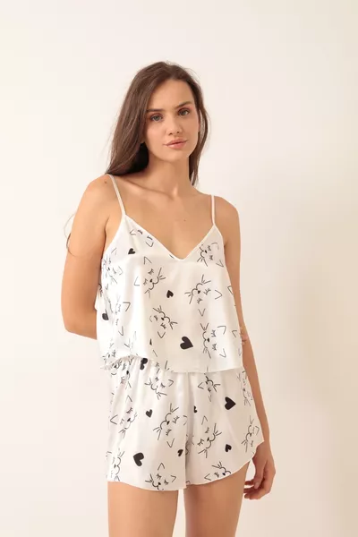 Ensemble de pyjama élégant avec short en satin à motifs
