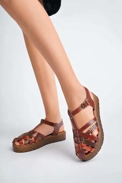 صندل نسائي من الجلد الطبيعي بلون القهوة والنحاس 