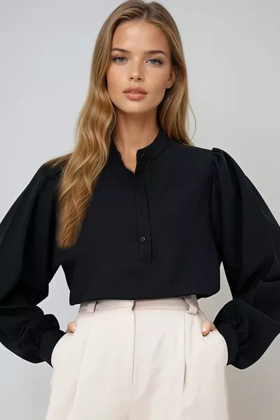 ستايل ألاجاتي قميص نسائي أسود بياقة مستقيمة وأزرار أمامية وأكمام منتفخة من قماش البوبلين 