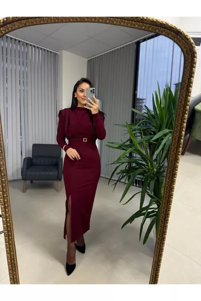 Abito a matita bordeaux con fibbia quadrata dorata