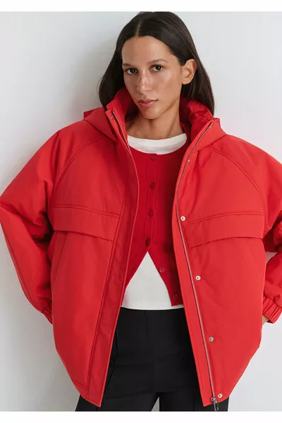 معطف أحمر بغطاء رأس مقاوم للماء 