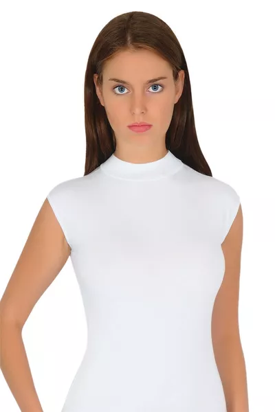 قميص نسائي بأكمام قصيرة بدون أزرار وياقة عالية من القماش الأبيض المطحون