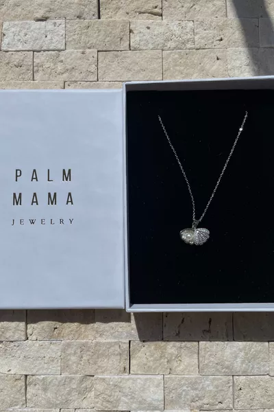 قلادة Palm Mama Jewelry مصنوعة من الفضة بفصوص زركون وتفاصيل من صدف البحر واللؤلؤ، مصنوعة من الفولاذ المقاوم للصدأ ومزودة بصندوق