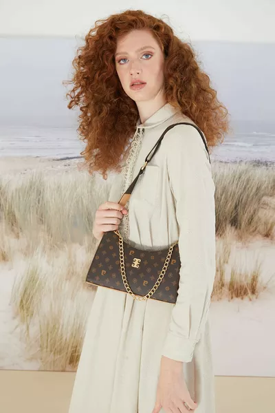 حقيبة كتف نسائية من المونوغرام باللون البني 