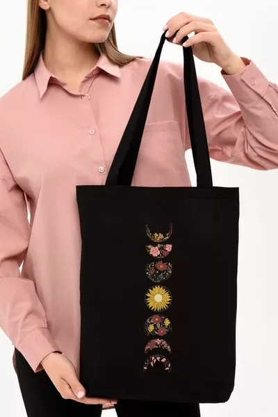 حقيبة قماش سوداء بنصف قمر مطبوع