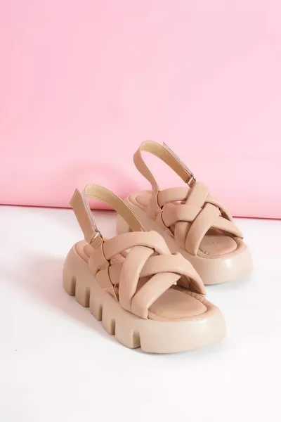 صندل نسائي بنية بنعل مرتفع