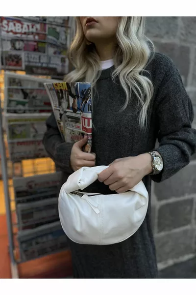 حقيبة يد نسائية بيضاء صغيرة مع عقدة