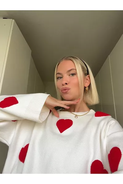 كنزة نسائية بتفاصيل تطريز قلب أبيض مكسور وتقطيع فضفاض