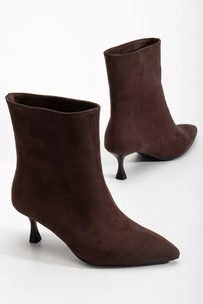 حذاء نسائي من الجلد السويدي بطبق حاد وكعب نحيف بلون القهوة الداكن