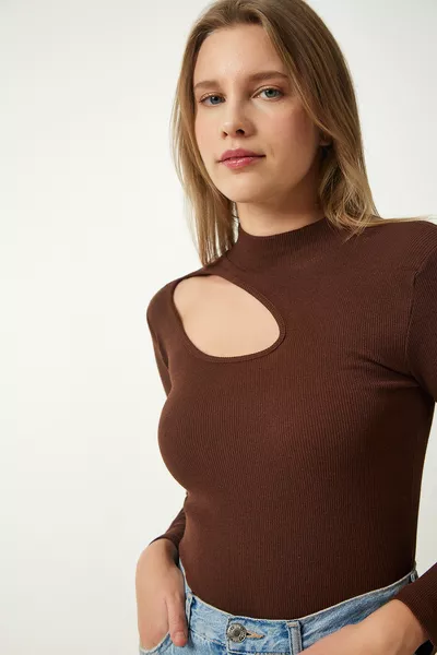 بلوزة نسائية محبوكة مضلعة بقصة بنية 