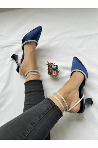 Тъмносиня сатенена вратовръзка за китката