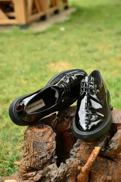 Bruidegom en pak Zwarte lakleren schoenen bieden elegantie en comfort samen met een innovatieve stijl