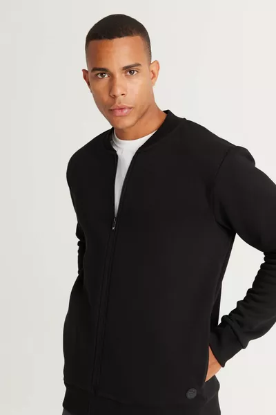 سترة رجالية سوداء بمقاس عادي وقصّة قياسية مبطنة من الداخل بالصوف وقطن، بياقة كلية وثلاث طبقات