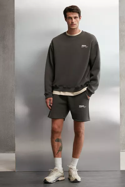 Ernest Мъжки суитшърт в сив цвят с мек плат, свободна кройка и кръгло деколте с принт