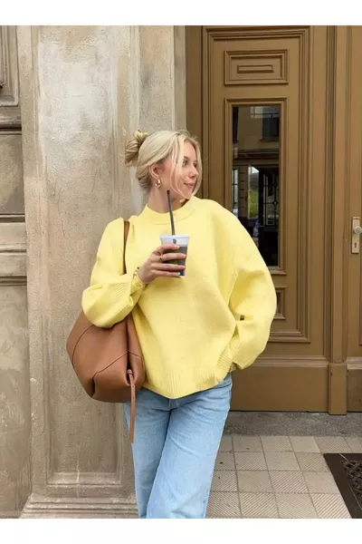 Maglione sovradimensionato da donna a collo a schiena giallo limone