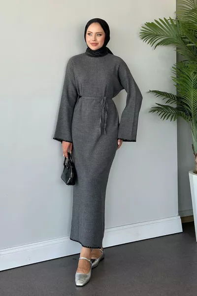 فستان محبوك زينب باللون الرمادي الداكن