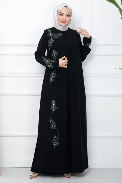 فستان أم بأحجام كبيرة مرصع بأوراق باللون الأسود 