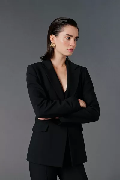 سترة بليزر بقصة ضيقة