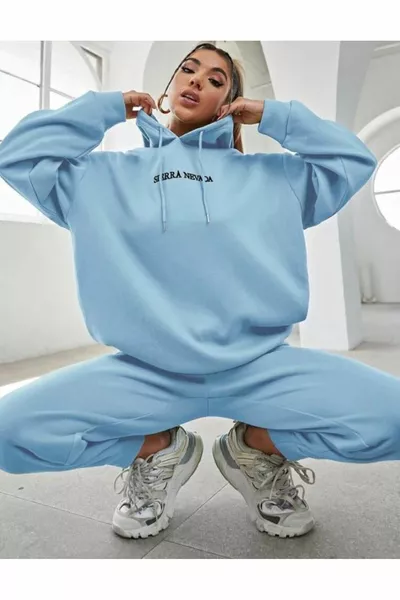 طقم رياضي نسائي بقبعة واسعة باللون الأزرق الفاتح مطبوع سييرا نيفادا