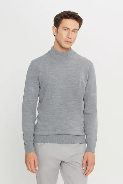 Maglione da uomo grigio mélange, aderente standard, non pelucchiato, collo a mezzalto, taglio normale