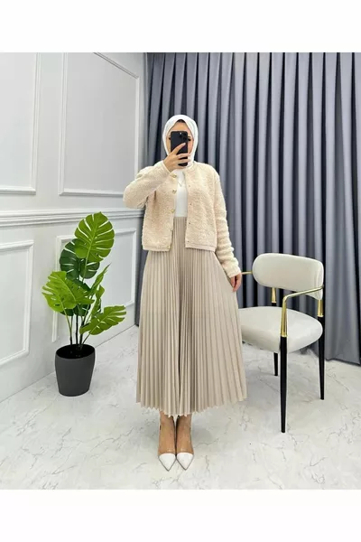 تنورة بحركة مثنية رفيعة