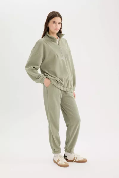 بنطلون رياضي بقصة قياسية للرجال، طويل، خصر مطاطي، أرجل قابلة للتعديل، مزود بحزام مطاطي وأربطة، مع جيوب وطبعات