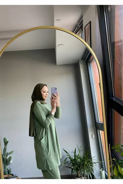 طقم مزدوج رائع بسروال ساندي مع تفاصيل الجيوب