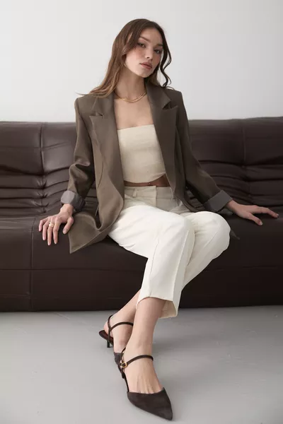 سترة بليزر نسائية مخططة مع بطانة داخلية وتفاصيل على الأكمام