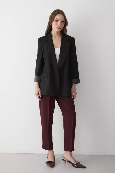 سترة بليزر نسائية مخططة بالأسود مبطنة مع تفاصيل على الأكمام