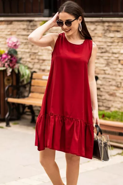 فستان نسائي بدون أكمام باللون القرمزي مع تنورة كشكش 