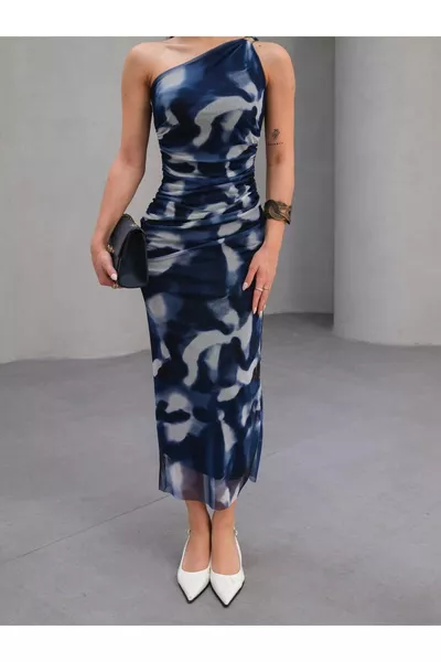 فستان متوسط الطول من الدانتيل ذو طبعة زرقاء وكتف واحد ومزين بالتجاعيد