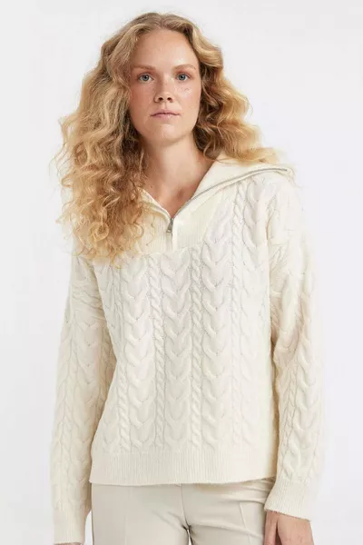 كنزة صوفية واسعة الحجم بنصف سحّاب وياقة عالية مربوطة بالشعر النسجية WN