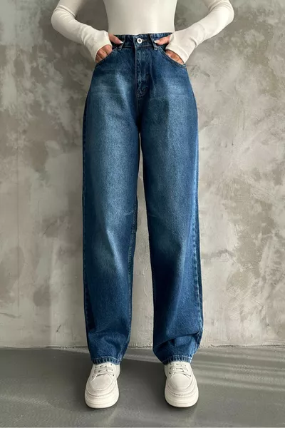 Дънки с токи, широки крачоли и удобна свободна кройка