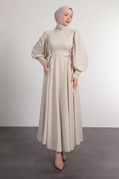 فستان محتشم بقصة ضيقة من الخصر مع رباط على الجانبين