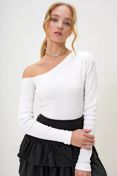 بلوزة نسائية بكشكورص بلون الكريم برقبة قاربية وكتف واحد مكشوف 