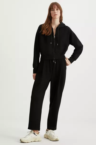 سويت شيرت قصير أسود نسائي من جيل، بقصة مريحة، بغطاء رأس وسحاب، من قماش ممتاز محاك