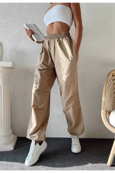 بنطال فضفاض بقصة واسعة، مصنوع من قماش الباراشوت ناعم الملمس ولا يصدر صوتاً، مع حزام مطاطي خصر