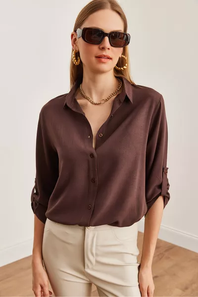 قميص كتان نسائي بني بأكمام مطوية 