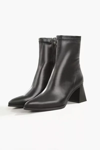 حذاء نسائي أسود بأصبع مدبب وكعب سميك مطاطي