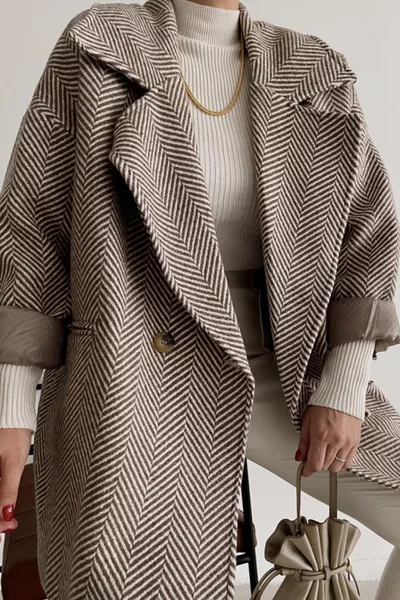 معطف قصير مبطن بتصميم سمكة السلمون باللون البني والكريمي، مقاس كبير قياسي