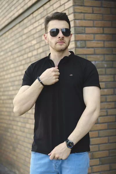 تيشيرت رجالي من رودريك حكيم بياقة مربعة وقماش شبكي بسحاب نصف