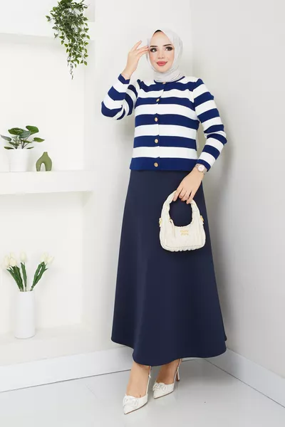 Completo donna con maglione in lana, maglia e gonna scuba