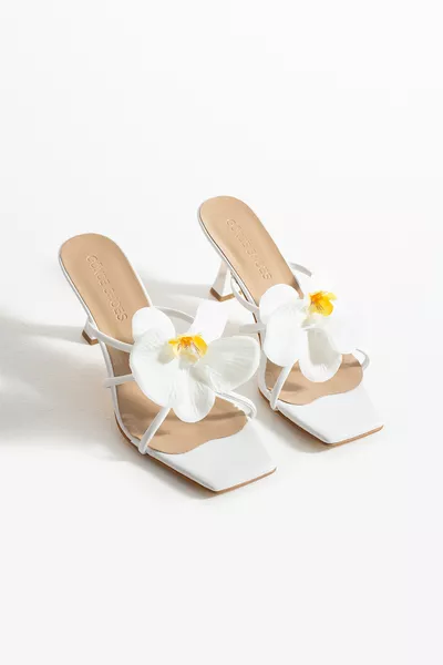 صندل نسائي بكعب بتفاصيل أوركيد أبيض أرليس