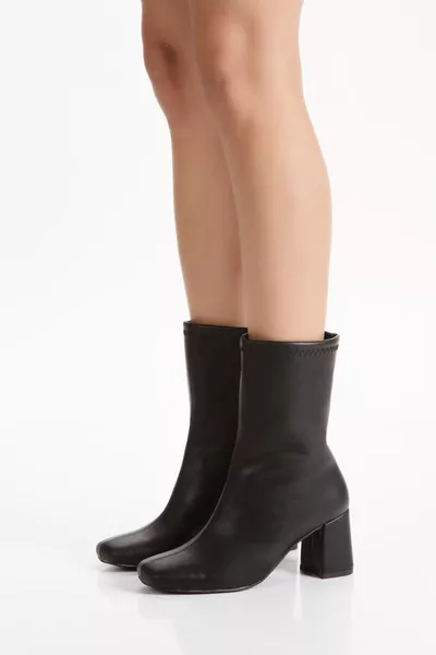 حذاء نسائي كعب عالي أسود بأصبع مربع