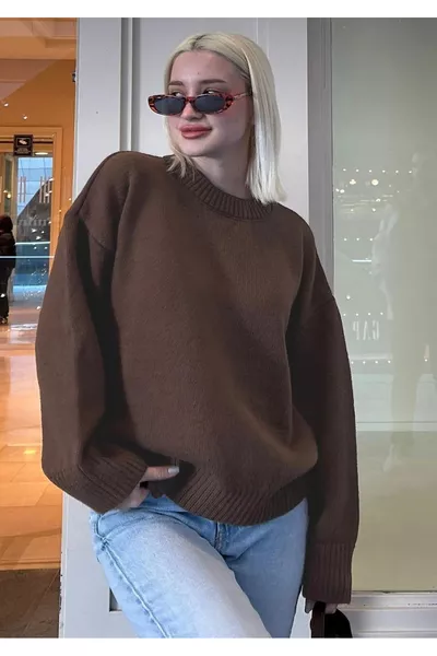 كنزة صوفية بنيّة بأكمام واسعة وياقة على شكل دراجة