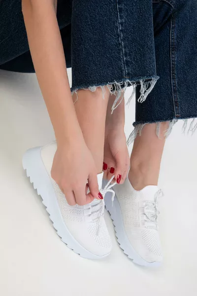 حذاء نسائي رياضي أبيض 