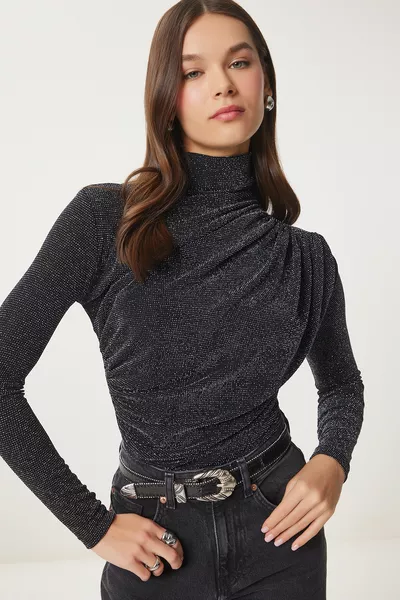 بلوزة نسائية رملية بياقة عالية وتفاصيل كشكش باللونين الأسود والرمادي 