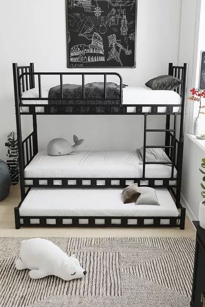 غرفة نوم أطفال صغيرة بزهر الزنبق سرير بطابقين معدني ومرتبة باللون الأسود